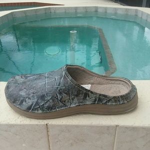 Croc type camo shoes